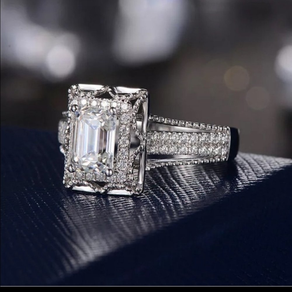 18K WHITE GOLD ROUND DIAMOND HALO RING - Picture 5 of 6